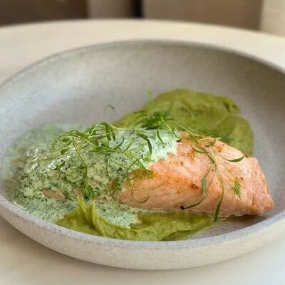 Стейк лосося на пюре из спаржи в Prana по цене 1590 ₽