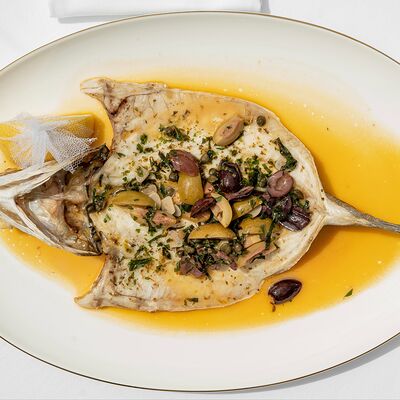 Сибас, запеченный бабочкой с оливками и каперсами в Lui по цене 4300 ₽