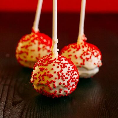 Кейк-попс Клубничный в Пекарня Буханка по цене 99 ₽