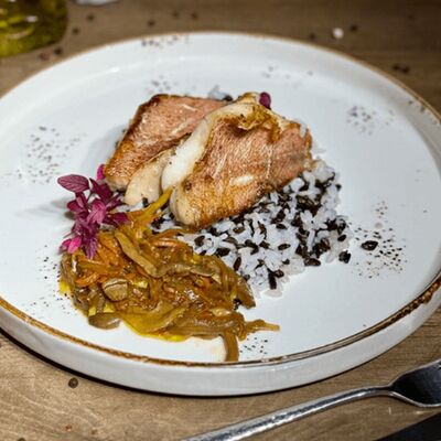 Филе морского окуня с черным рисом и овощами в Ramada по цене 950 ₽