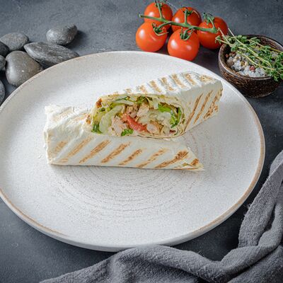 Encore-ролл с курицей в Encore Cafe по цене 1080 ₽