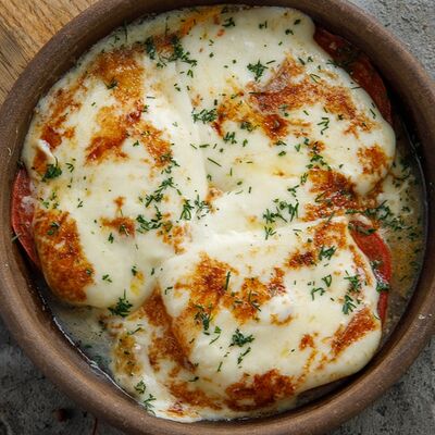 Жареный сыр сулугуни со свежими томатами в Пряности & Радости по цене 690 ₽