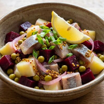 Салат с сельдью, свеклой и картофелем в Место Про Тесто по цене 260 ₽