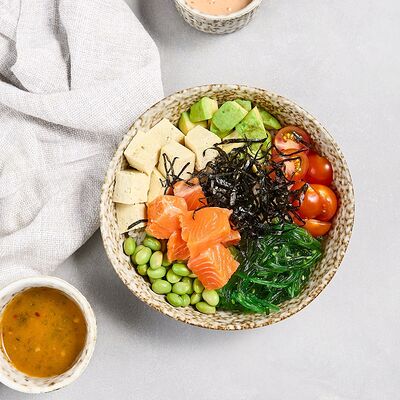 Боул с лососем, чукой, кукурузой и черри в Гастробар DOM по цене 650