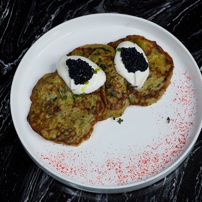 Драники со сметаной и икрой палтусав Luna по цене 650 ₽