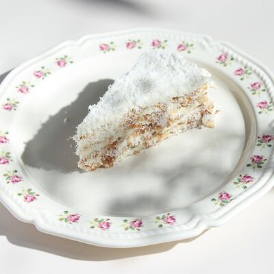 Кокосовый торт в Кукумбер по цене 590 ₽