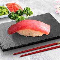 Нигири с тунцом в Sushi White Lux