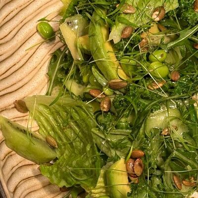 Зеленый салат с киви и васаби в Хаос гастро особняк по цене 890 ₽