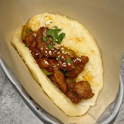 Булочка Бао с уткой в авторском соусе в Хочу! Creative Asian cafe по цене 390 ₽