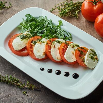 Салат Моцарелла с руколой в Ресторан Яуза по цене 750 ₽