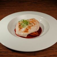 Куриная грудка с дымной морковью в Anvil Cafe