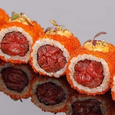 Ролл с тартаром из тунца блюфин с соусом юдзу и спайси в Bluefin по цене 5560 ₽