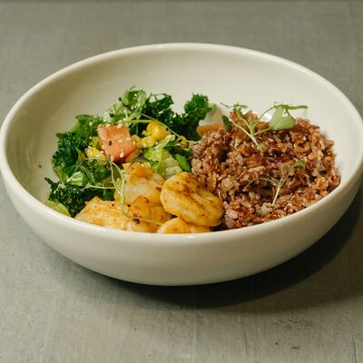 Тигровые креветки с красным рисом и овощным салатом в Крапива по цене 950 ₽