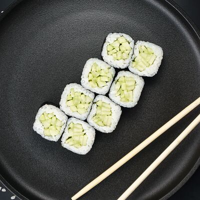 Роллы Маки с огурцом в Хорошие руки - Роллы по цене 370 ₽