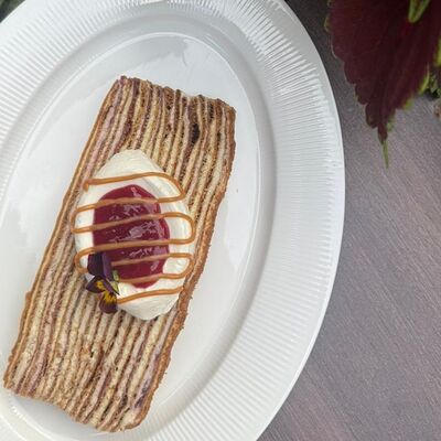 Медовик с малинойв Современники по цене 550 ₽