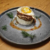 Бифштекс с яйцом и рисом в ATLAS BY CUISINE