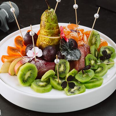 Тарелка сезонных фруктов в Интонация по цене 3500 ₽