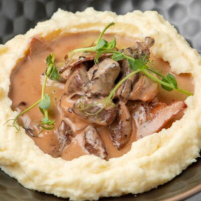 Бефстроганов с картофельным пюре в Лаваш Town Красная по цене 850 ₽