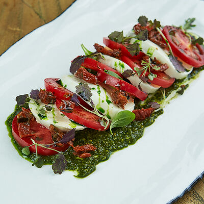 Капрезе с вялеными томатами в Dolce Far Niente по цене 850 ₽