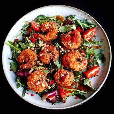 Креветки темпура на подушке из микс-салата в Rollup по цене 780 ₽