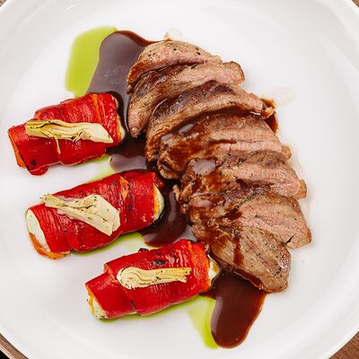 Утиная грудка с перцем Рамиро, артишоками и фетой в Misto по цене 1340 ₽