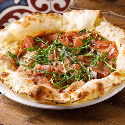 Pizza Romano Croccante Прошутто Сан-Даниеле D.O.P в Salone Pasta & Bar по цене 1890 ₽