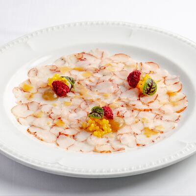 Карпаччо из Лангустина с икрой из маракуйи и яблочным соусом в Romeo's restaurant по цене 990 ₽
