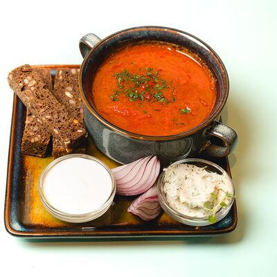 Борщ наваристый с ржаным хлебом и домашним салом в Ангария по цене 647 ₽