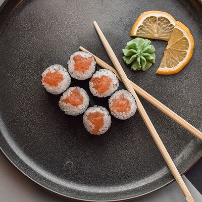 Мини-ролл Лосось в Суши Кото по цене 415 ₽