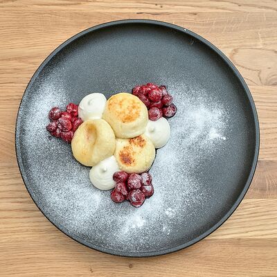 Сырники со сладкой сметанойв Местные по цене 760 ₽