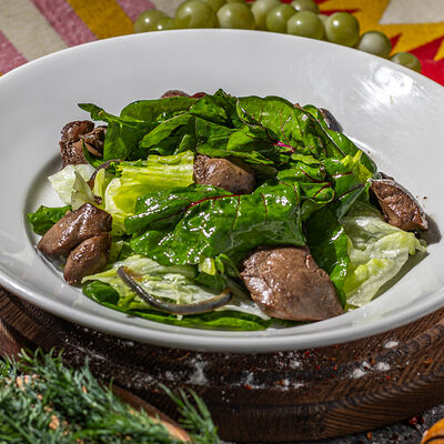 Зеленый салат с куриной печенью в Хачапури по цене 530 ₽