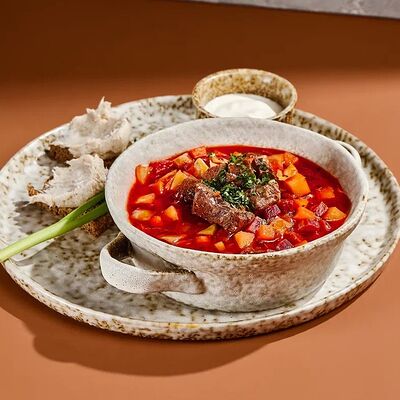 Борщ с говяжьими щечками, бородинским хлебом и намазкой в Гастробар DOM по цене 500