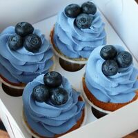 Капкейки голубые с ягодами голубики папе на День отца в Miracle bakery