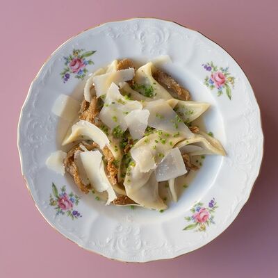 Вареники с картофелем, лисичками и хрустящей вешенкой в Pioner по цене 830 ₽