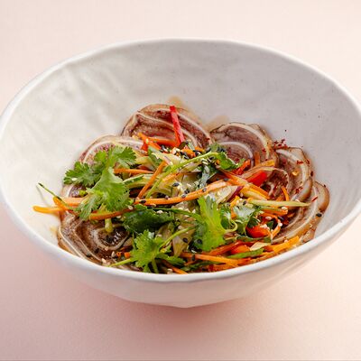 Салат из свиных ушей с хрустящими овощамив Hagao по цене 540 ₽