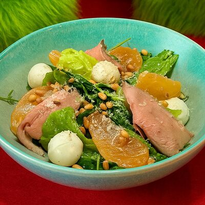 Салат с уткой и хурмой в Vaffel по цене 550 ₽