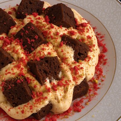 Шоколадная Зозочка с шоколадным бисквитом, брусничным соусом, сливочным кремом и малиной в ЗоЗо по цене 450 ₽