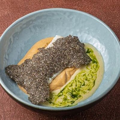 Филе трески с кремом из цветной капусты и чипсом из семян чиа в Гастробар Дружба по цене 850 ₽