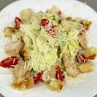 Салат Цезарь с курицей в Грани Сыра Сыроварня