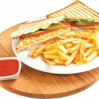 Клубный сэндвич с картофелем фри и соусом BBQ в Capriccio