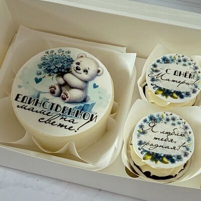  Бенто-торт и капкейки маме с мишкой в Кондитерская Конфетка Питер по цене 2375 ₽