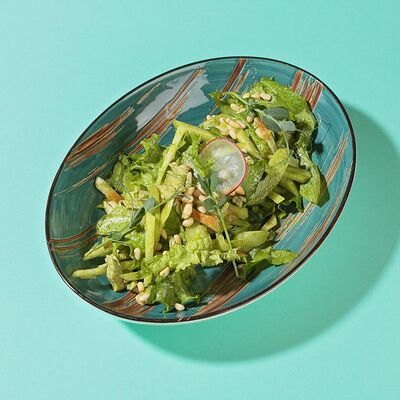 Салат с курочкой, грушей и сельдереем в соусе песто в Kiss по цене 270