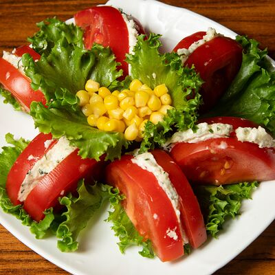 Помидоры, фаршированные сыром в Хинкали-Дали по цене 380 ₽