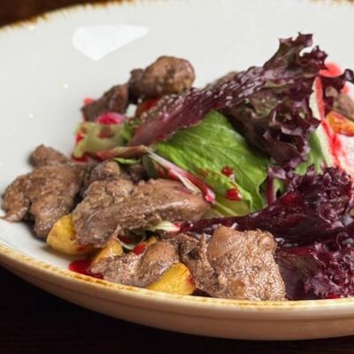 Тёплый салат из куриной печени в Легенда по цене 430 ₽