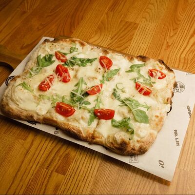 Пицца Римская с трюфельным маслом и руколой в Прощай оружие по цене 1089 ₽