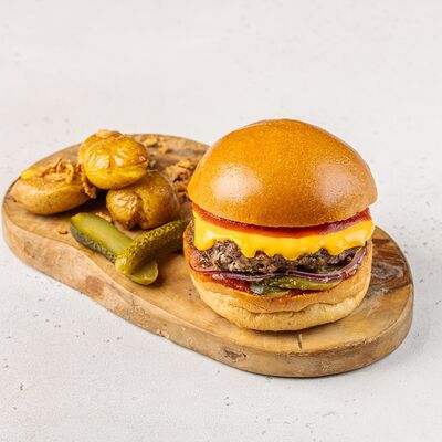 Чизбургер с мраморной говядиной, маринованным огурцом, луком и кетчупом в АндерСон по цене 620 ₽