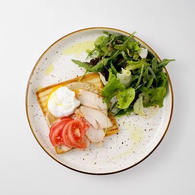 Тост с курицей и яйцом пашот в Rabbit по цене 2090 ₸