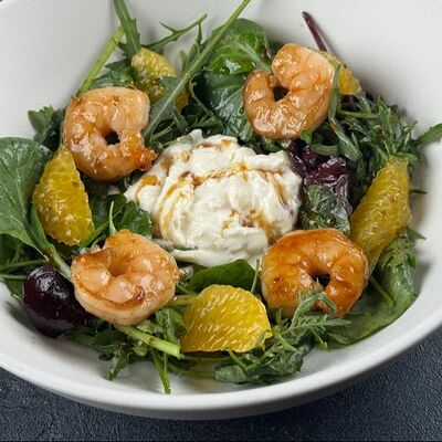 Салат со страчателлой и креветками в По Чесноку по цене 673 ₽