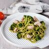 Паста с курицей, брокколи и шпинатным соусом в MaxFood по цене 365