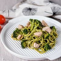 Паста с курицей, брокколи и шпинатным соусом в MaxFood